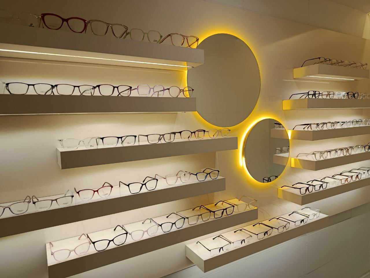 تصویر نمای بیرونی مرکز معاینه چشم و خانه عینک جهانشهر در کرج جنب نوردیدگان